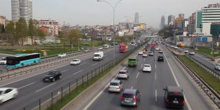 伊斯坦布尔E-5 (D-100)高速公路上的交通