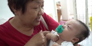 中国奶奶抱着男婴
