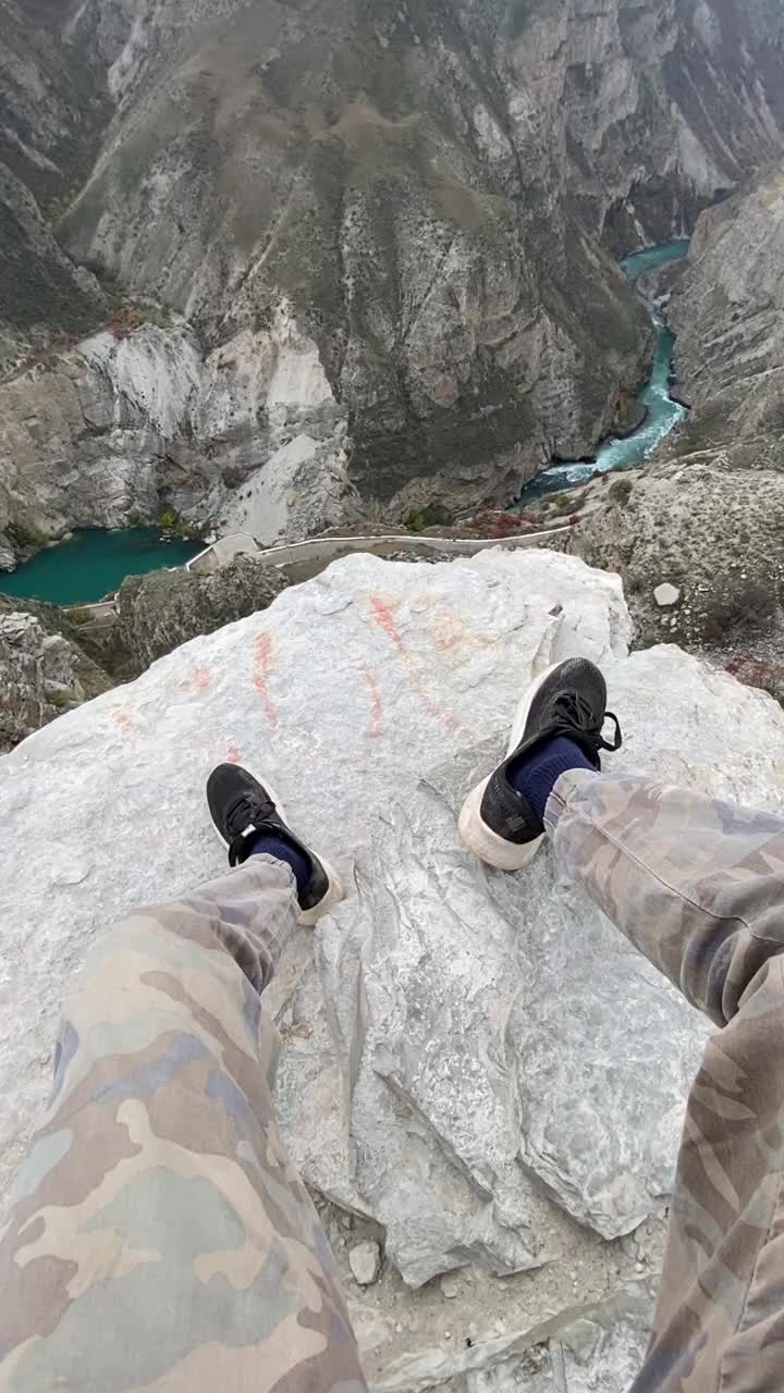 这是一个徒步旅行者在峡谷顶上的极限冒险，景色令人叹为观止。
