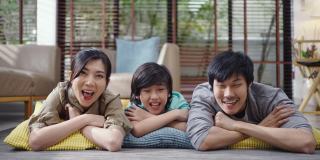 幸福的亚洲家庭在客厅共度时光的肖像。家庭和家庭概念