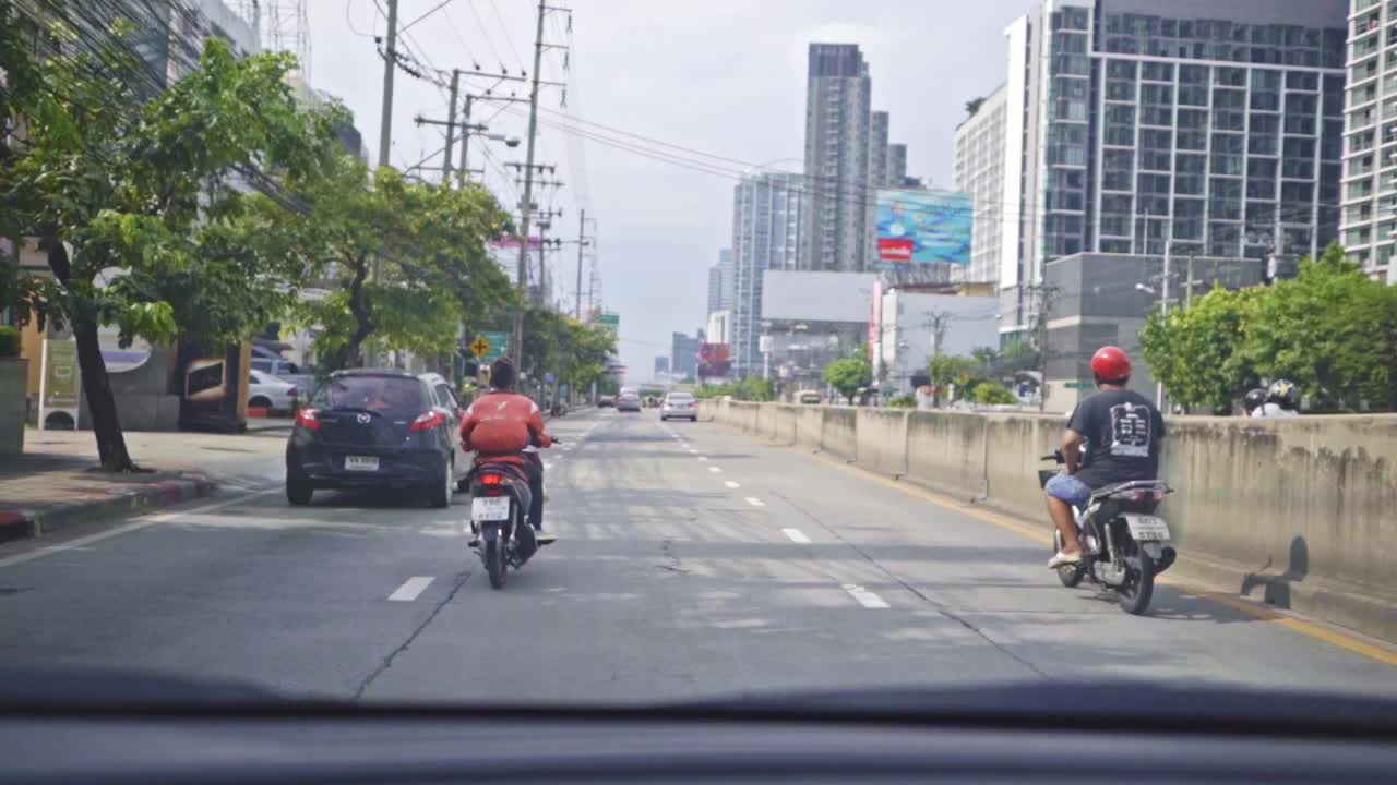 在曼谷市中心Ratchadapisek路开车。