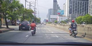 在曼谷市中心Ratchadapisek路开车。