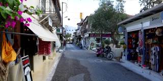 希腊Vasiliki——2021年9月10日:希腊岛舒适的街道