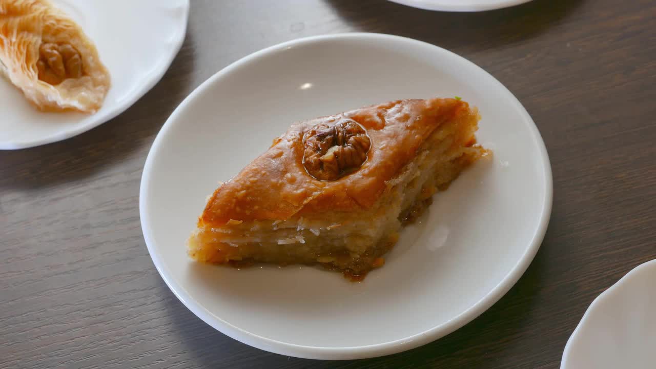 土耳其果仁蜜饼配核桃-来自土耳其的甜食