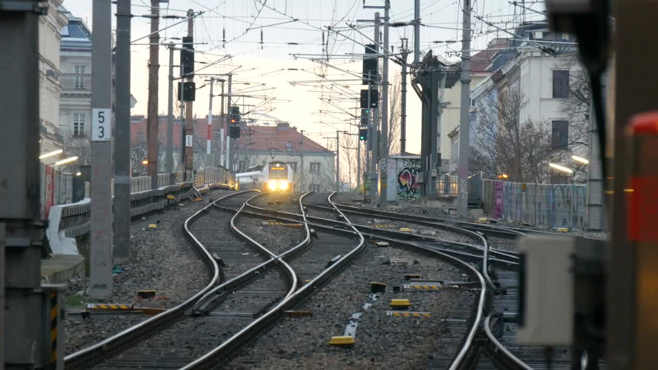 奥地利维也纳——2019年12月22日:火车站的日出或日落。火车在轨道上行驶。车站有很多铁轨
