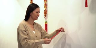 亚洲华人妇女装饰客厅庆祝中国新年
