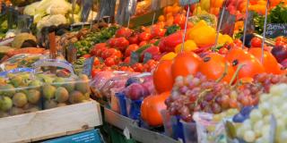 一个大城市的蔬菜市场。种类繁多的蔬菜和水果可供选择。健康的新鲜有机素食食品在柜台上。德国的价格标签。