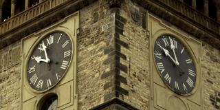 延时。在位于布拉格老城广场的中世纪天文钟Orloj塔上的时钟两侧一小时。修复前的2016年旧时钟