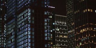 正在建设中的摩天大楼夜晚是现代建筑