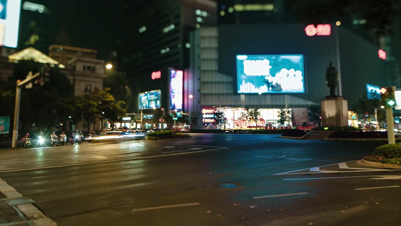 时间流逝，交通在繁忙的十字路口在城市中心流动