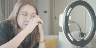 近距离亚洲女博主录制视频化妆化妆品在家里网红。