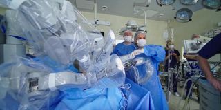 现代外科手术系统。在手术室用医疗机器人进行手术。微创机器人手术。