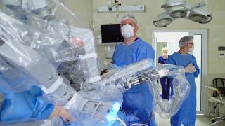智能精准医疗技术。医院手术室配备机器人手术机视频素材模板下载