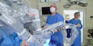 智能精准医疗技术。医院手术室配备机器人手术机