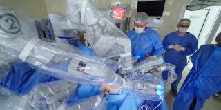 用机器人设备做手术。医疗队在现代诊所观察医疗机器人的操作。微创机器人手术。