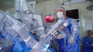 未来手术室的外科医生。手术室的自动化机械手和未来医院的外科医生视频素材模板下载