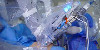 手术中医疗设备的机械臂。现代临床自动化机器人系统。特写镜头。医学新技术。