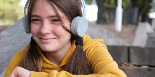 一个13岁的少女一边听音乐一边大笑。2021年11月12日，乌克兰扎波罗热