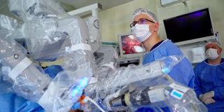现代治疗机器人辅助手术。机器人辅助微创手术与手术机器人