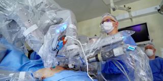 手术中病人的机械手臂。手术室里的未来医疗设备外科医生用机器人系统进行手术。特写镜头。