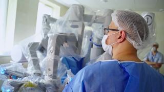 医疗技术中的机器人助手。机器人技术在医院手术室的应用视频素材模板下载
