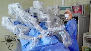 外科手术用高科技设备。手术机器人为病人进行微创手术。医院里穿着医疗制服的专业外科医生在机器人旁边。视频素材模板下载