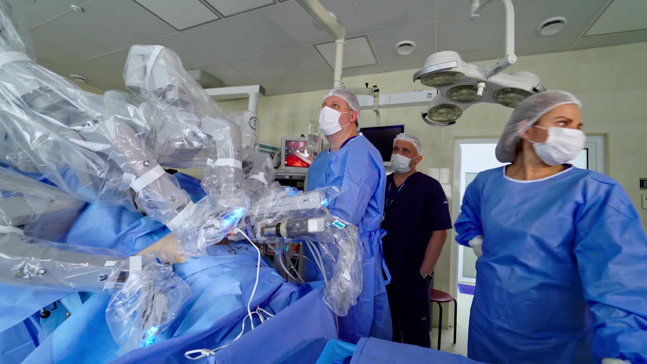 现代医疗技术与内窥镜。医院外科配备机器人设备