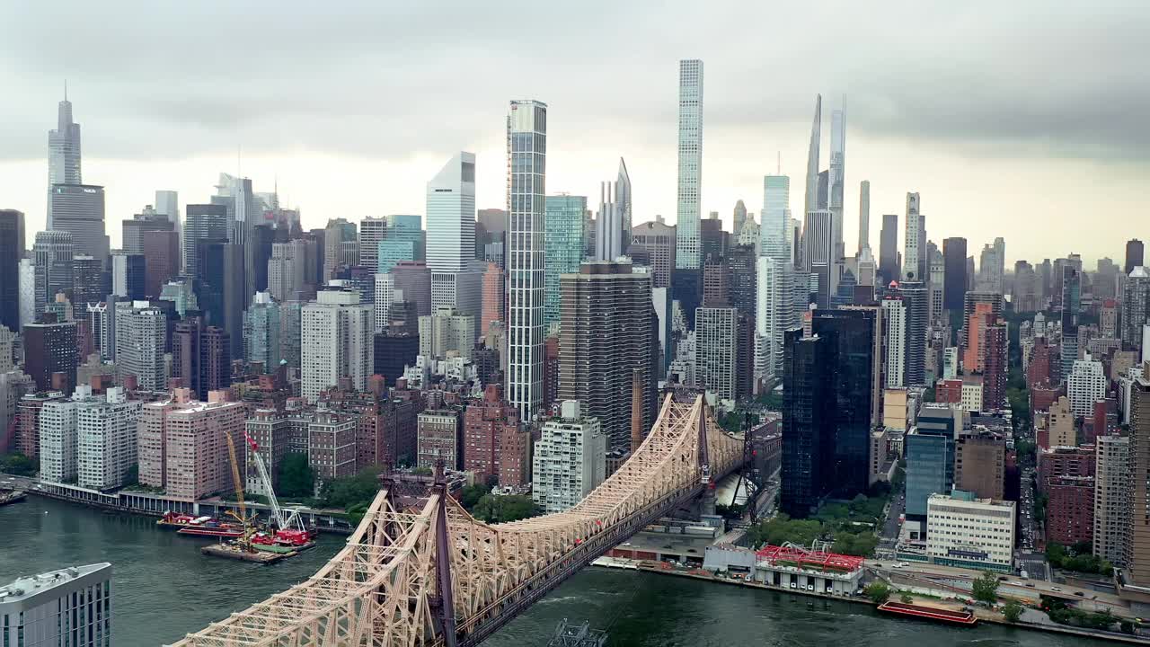 纽约的高楼大厦高耸入云。著名的无与伦比的城市在所有的荣耀。曼哈顿桥。