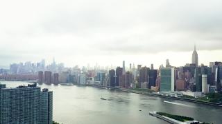 纽约的高楼大厦高耸入云。著名的无与伦比的城市在所有的荣耀。城市被河流包围。视频素材模板下载