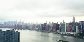 纽约的高楼大厦高耸入云。著名的无与伦比的城市在所有的荣耀。城市被河流包围。
