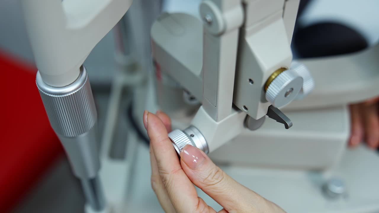 检查视力的仪器。女性的手医生定制眼科设备。特写镜头。