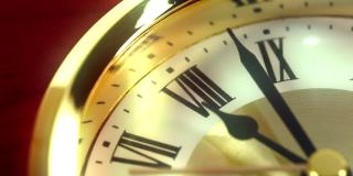 表盘上有罗马数字的时钟的特写时间。金表。时间的概念。