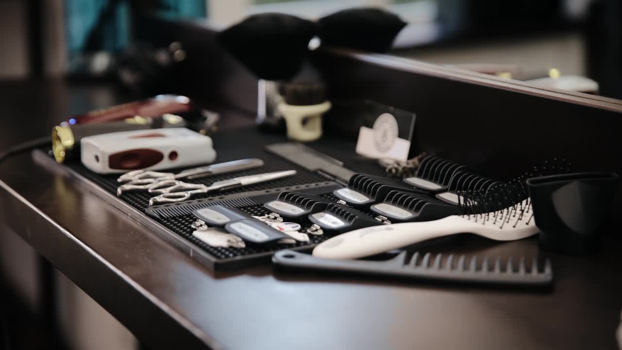 桌上摆放各种男士剃须美容用品。如剃须刀、刷子、修剪器、剪刀、梳子等。理发店的概念