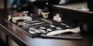 桌上摆放各种男士剃须美容用品。如剃须刀、刷子、修剪器、剪刀、梳子等。理发店的概念