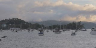 在巴西S?o保罗州的伊尔哈贝拉岛，一艘帆船在日落时随风摇摆