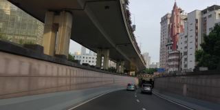 实时汽车行驶在上海外滩隧道，中国
