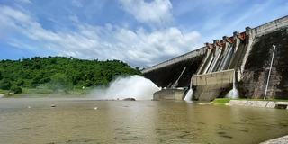 Khun Dan Prakan Chon水坝是一座大型混凝土大坝，在雨季会放水。地址在泰国那空那育省