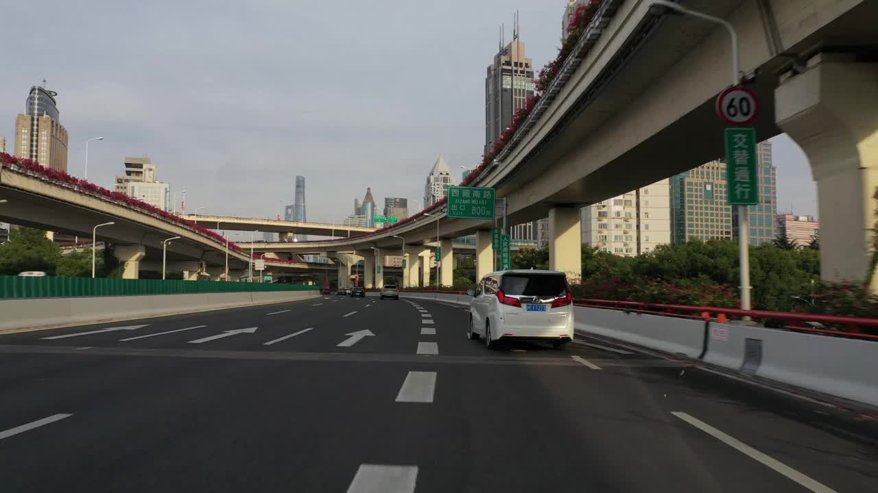 实时汽车在高架公路上行驶，上海，中国