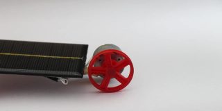 这是一个小型太阳能汽车的工作模型，旨在了解使用太阳能的太阳能汽车的工作原理