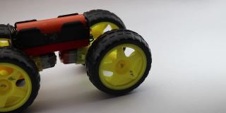 家用小型电动汽车原型，由充电电池和连接到直流齿轮电机的塑料轮子制成