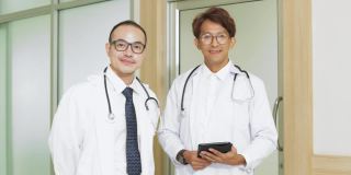 两位成功的医生在医院对着镜头微笑