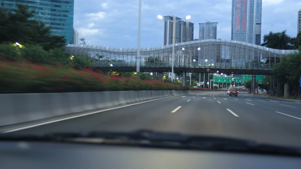 在城市道路上开车