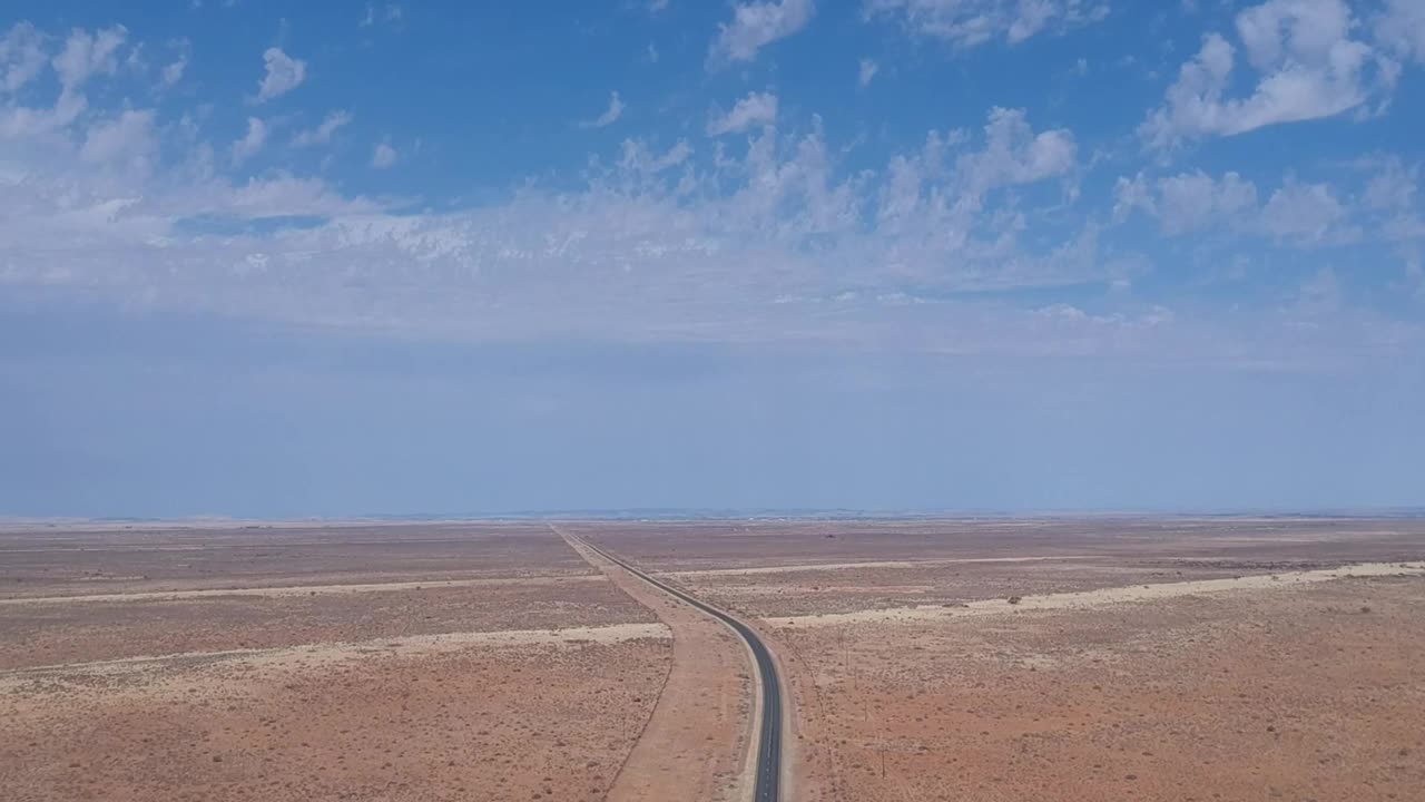 一条穿过半干旱地区的柏油路