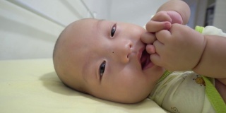 近距离超宽视野可爱的中国婴儿咀嚼手