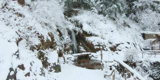 喜马偕尔邦马纳里降雪期间的嘉那瀑布。瀑布在冬天的雪在马纳里，假日背景，旅游概念。马纳利的冬季降雪。