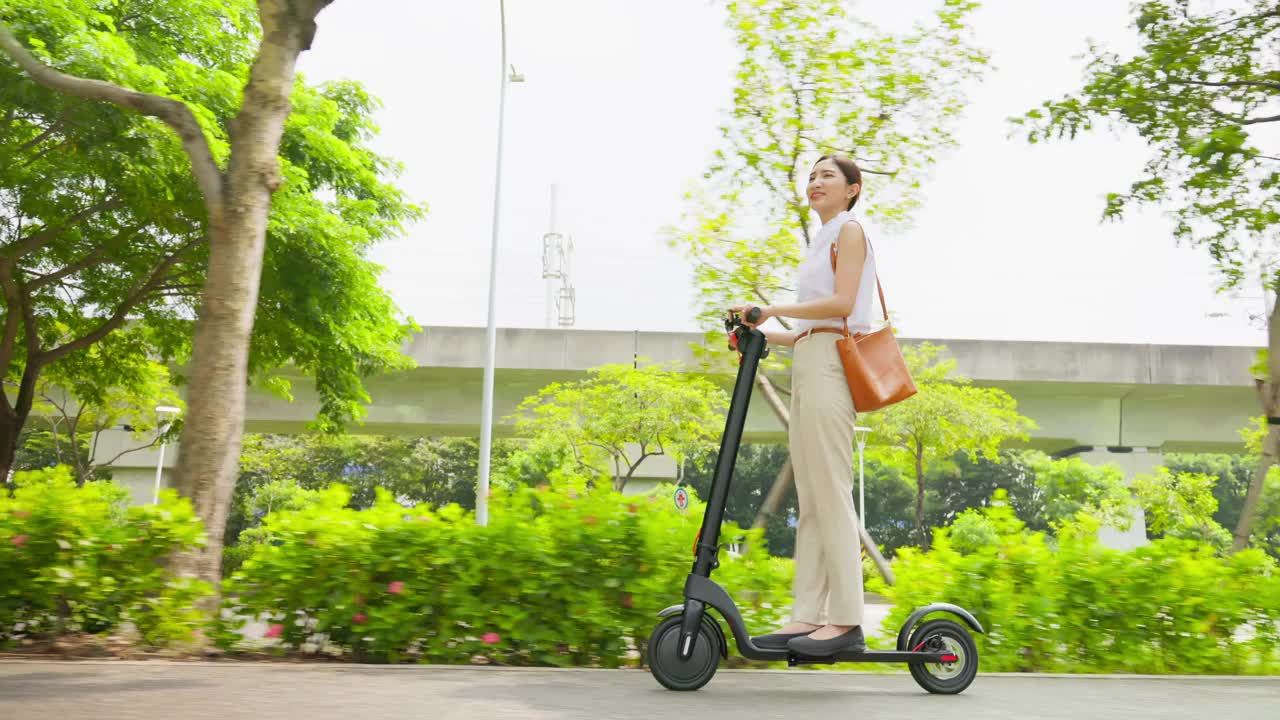 女子骑电动车