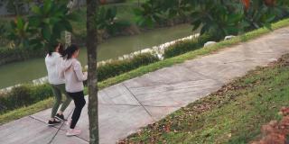 2亚洲华人女性周末在公园跑步休闲活动