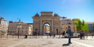 意大利阳光明媚的日子米兰古城拱门全景4k时间跨度