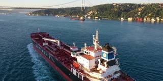 2019年7月10日，土耳其伊斯坦布尔，“杰玛”号油轮正穿越博斯普鲁斯海峡前往黑海，oe01