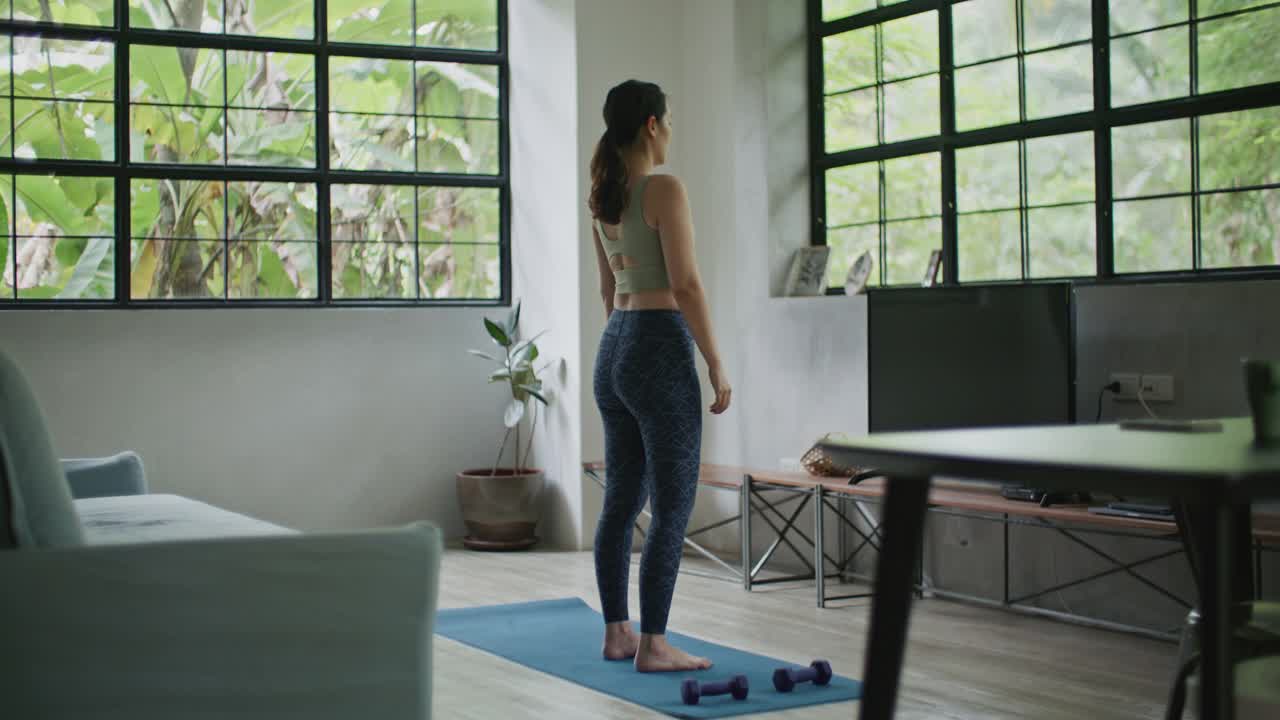 女人在家做瑜伽平衡